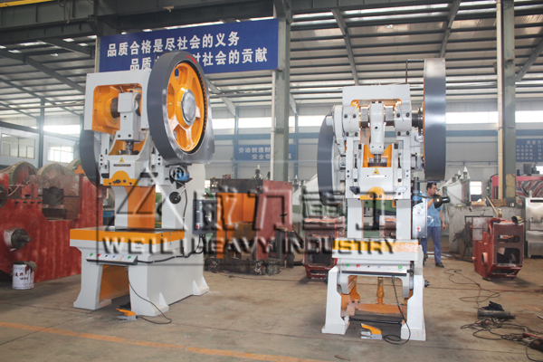 固定臺(tái)沖床加工車(chē)間