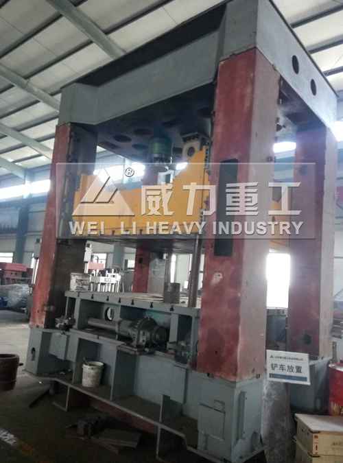 630噸框架式液壓機加工現場