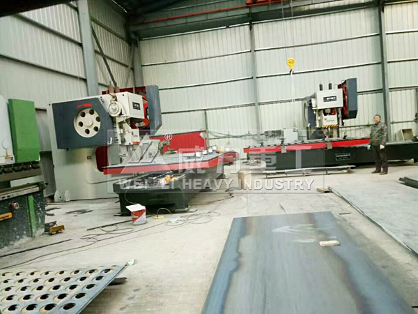 山東深喉160噸沖床自動(dòng)化加工現(xiàn)場(chǎng)