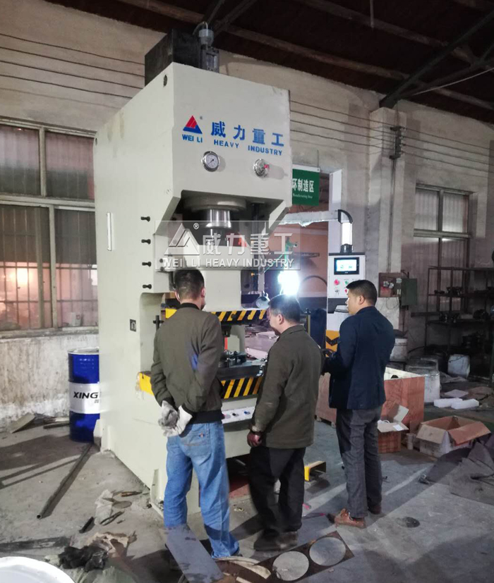 出口的數(shù)控液壓沖床加工車(chē)間