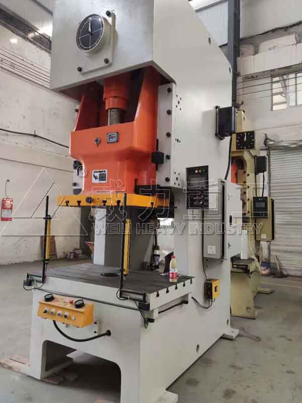 200噸氣動(dòng)沖床車間現(xiàn)貨