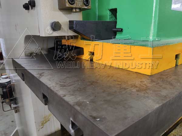 200噸氣動(dòng)壓力機(jī)組成細(xì)節(jié)